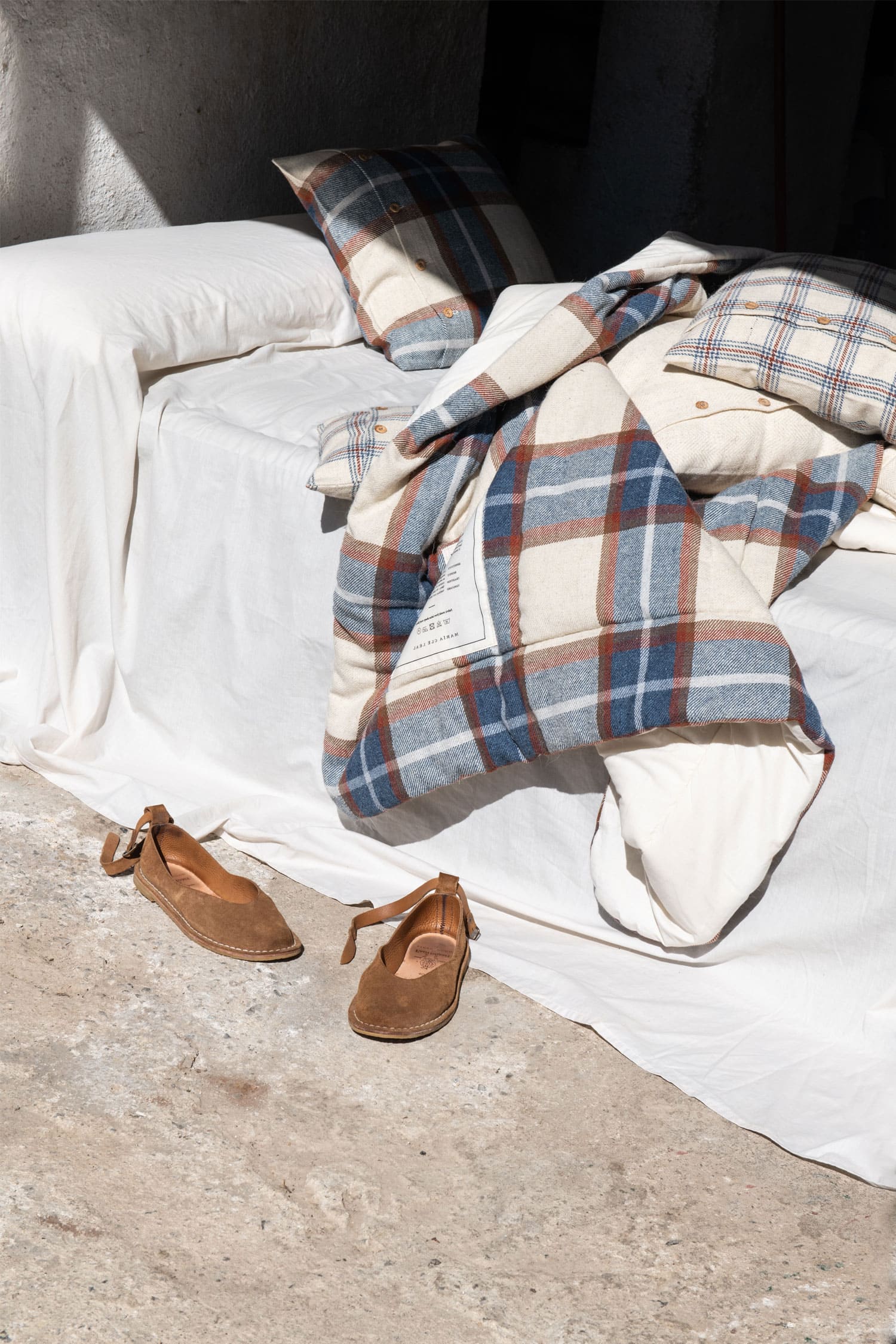 La lana de las ovejas latxas se transforma en colchas, cojines y manteles con alma vasca