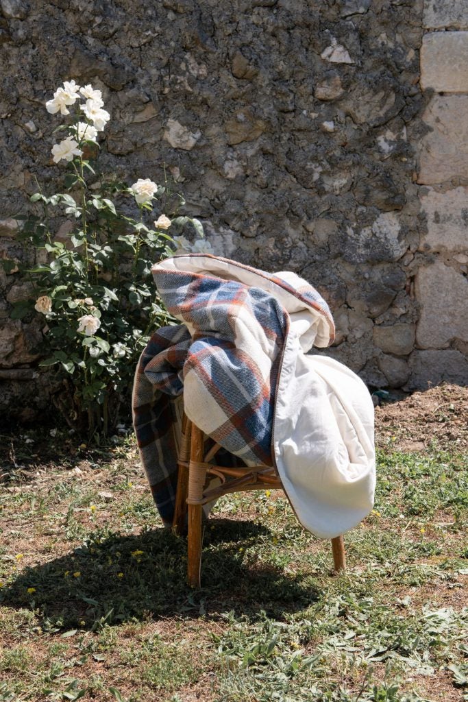 La lana de las ovejas latxas se transforma en colchas, cojines y manteles con alma vasca