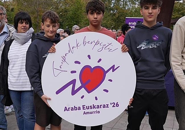 Alumnos de Aresketa ikastola sostienen el logo de la próxima edición.