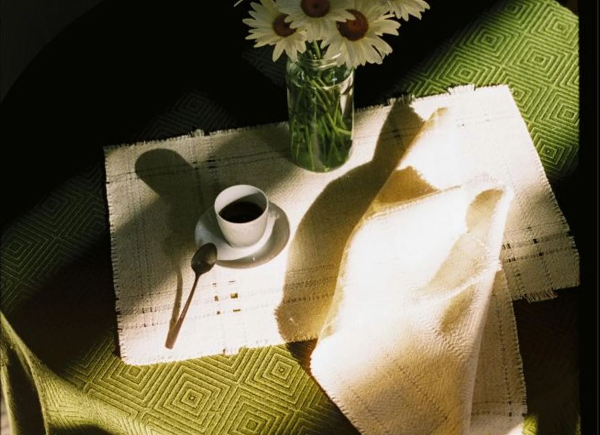 La lana de las ovejas latxas se transforma en colchas, cojines y manteles con alma vasca