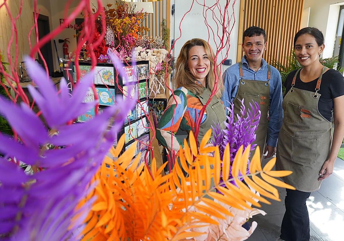 Nagore, la niña que vendía flores en el mercado de El Arenal, abre su floristería frente al Ayuntamiento de Bilbao