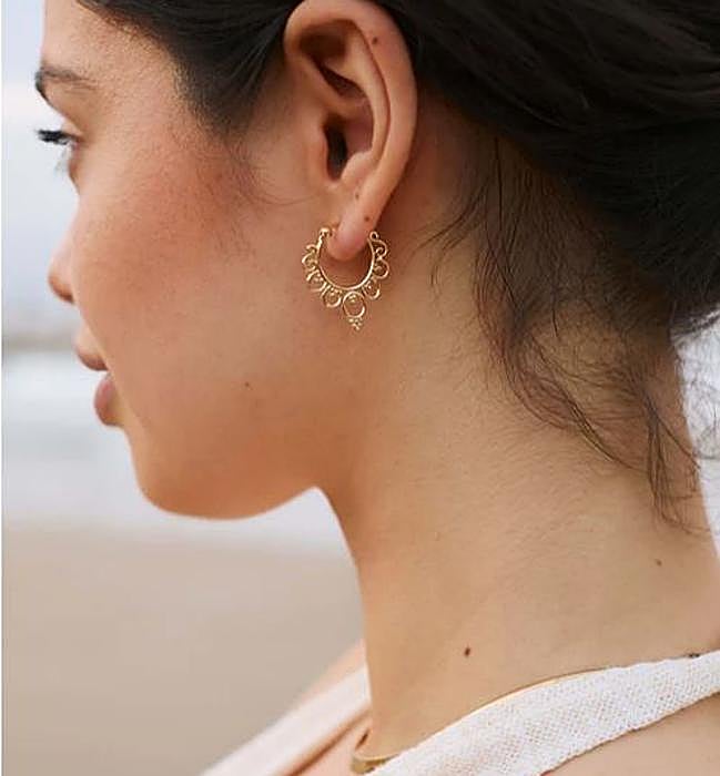 Una modelo posa con los pendientes Aravinda.