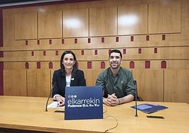 Garbiñe Ruiz y Óscar Fernández durante la presentación de sus enmiendas