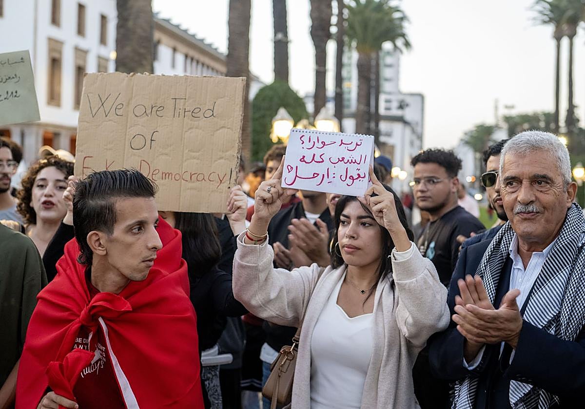 Manifestantes durante una protesta organizada por el colectivo «GenZ212» en Rabat, Marruecos, para exigir reformas en la atención médica y la educación públicas y para expresar su solidaridad con los palestinos.