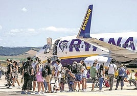 Pasajeros de Ryanair, en un embarque en Foronda.