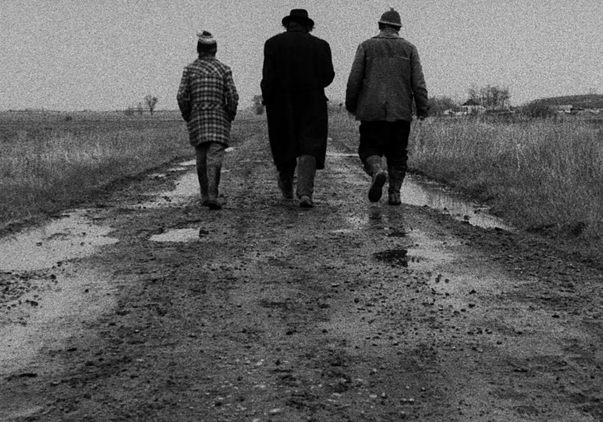 Fotograma de 'Sátántangó' (1994), basada en la novela de Krasznahorkai.