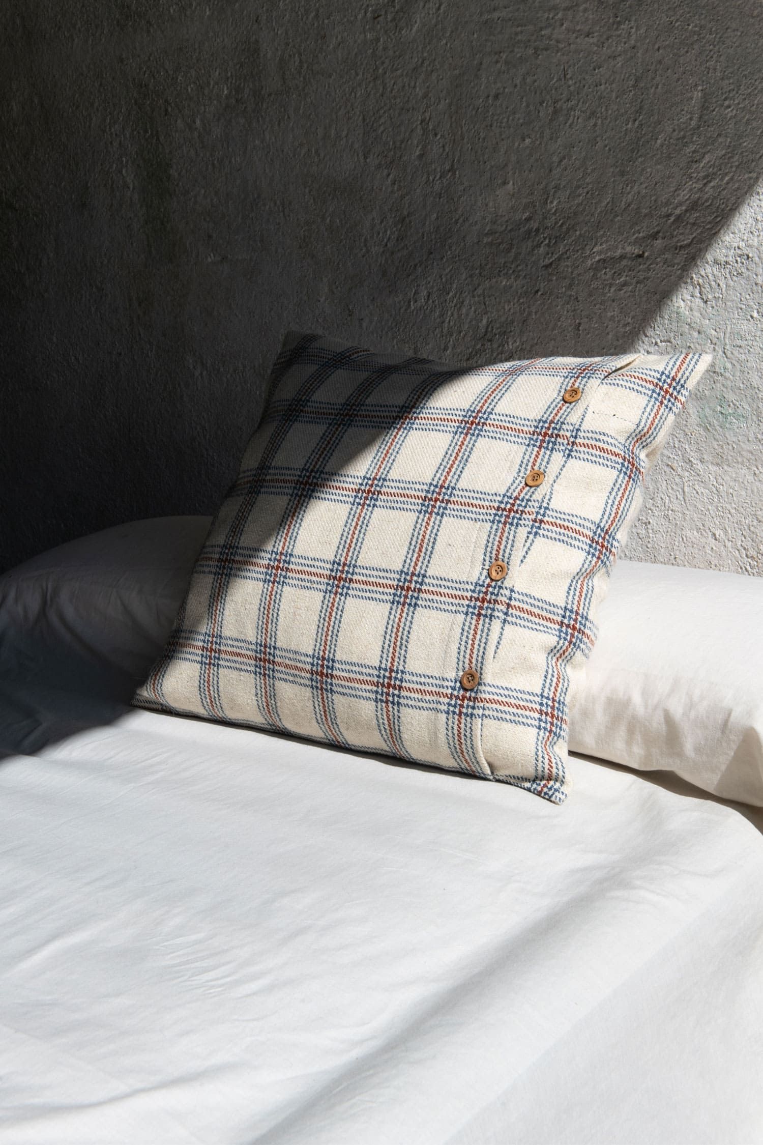 La lana de las ovejas latxas se transforma en colchas, cojines y manteles con alma vasca