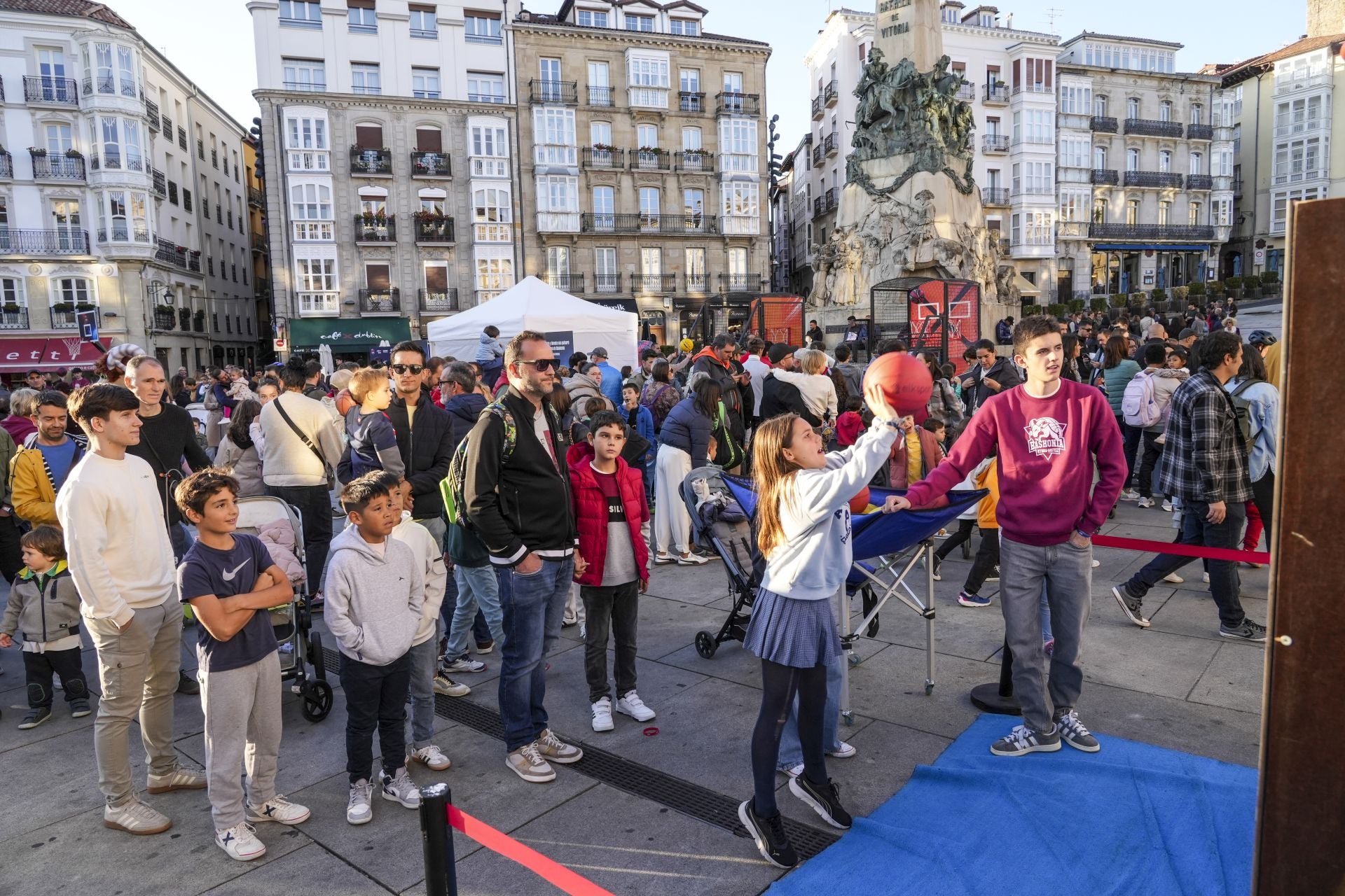 Las imágenes de la fiesta del Baskonia en la plaza de la Virgen Blanca