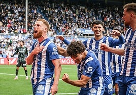 Los jugadores del Alavés celebran el gol de Carlos Vicente al Elche.