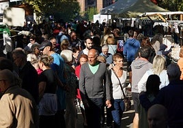 Decenas de personas ojean los puestos colocados junto al templo.