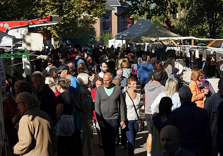 Decenas de personas ojean los puestos colocados junto al templo.