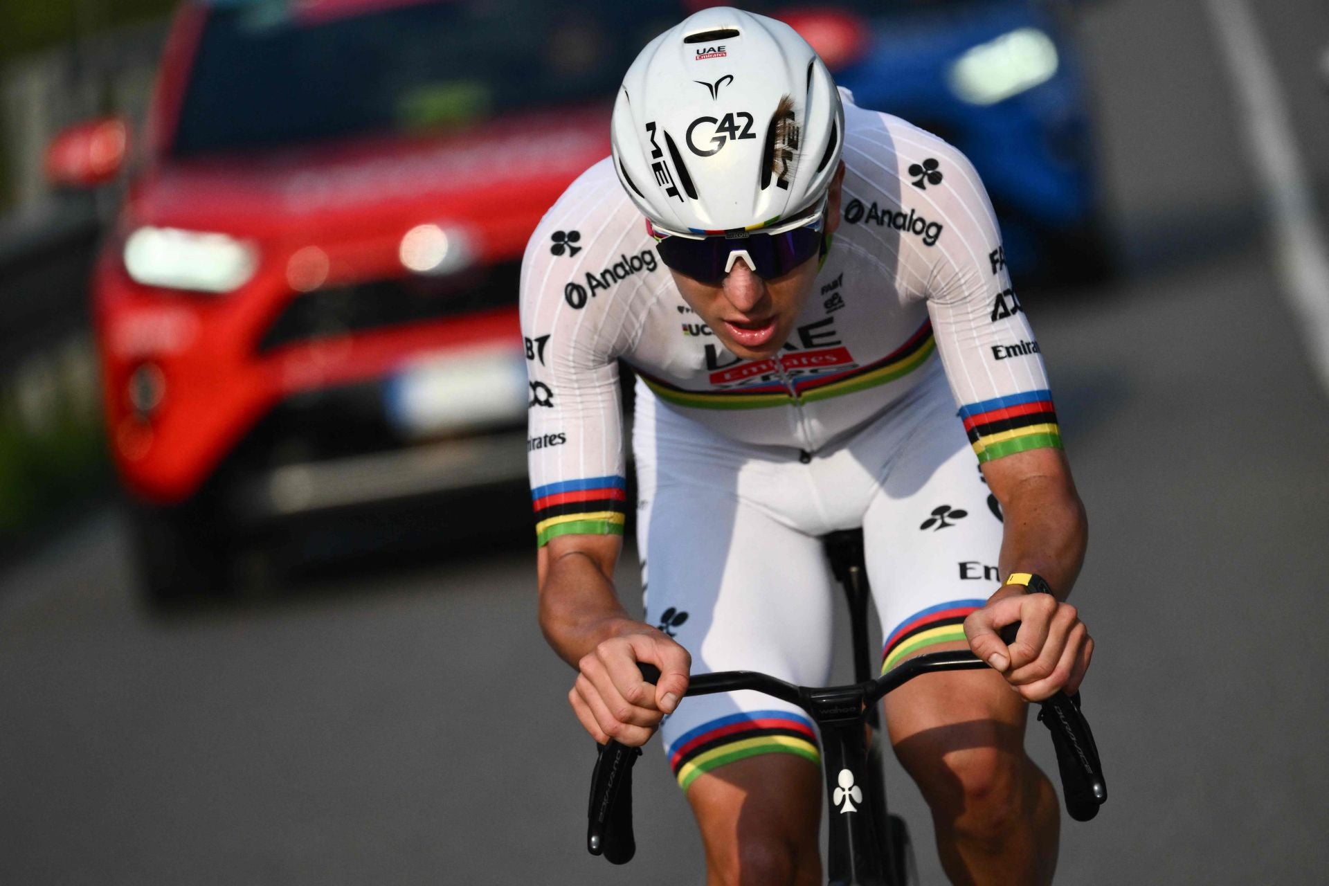 Tadej Pogacar, en plena escapada hacia la victoria en Lombardía.