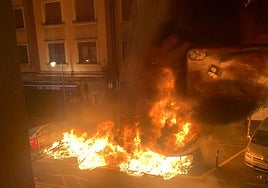 Imagen del incendio desatado esta madrugada en la calle Labayru.