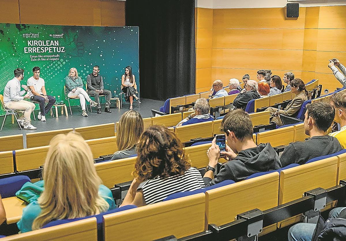 Manu García, Isabel 'Moses' Fernández, Aitor Xabier Ruiz de Luzuriaga y Haizea Castresana, durante el coloquio celebrado en Artium.