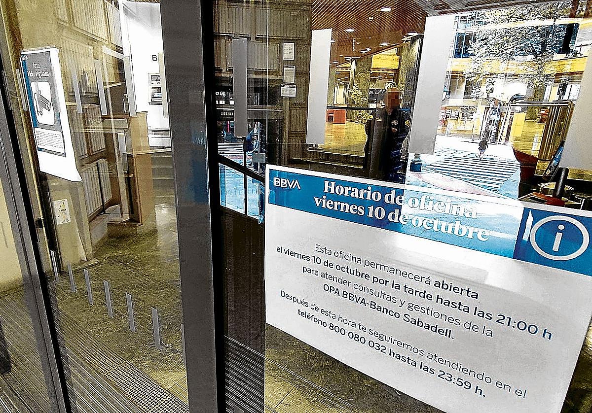 Una oficina de BBVA en Bilbao de las que el banco mantuvo abiertas hasta las 21.00 horas de ayer.