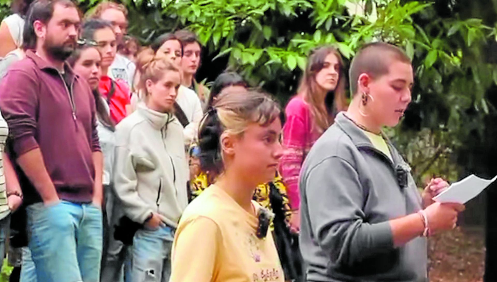 Un grupo de monitores de Sarrea compareció el fin de semana pasado para defender su labor en el campamento.