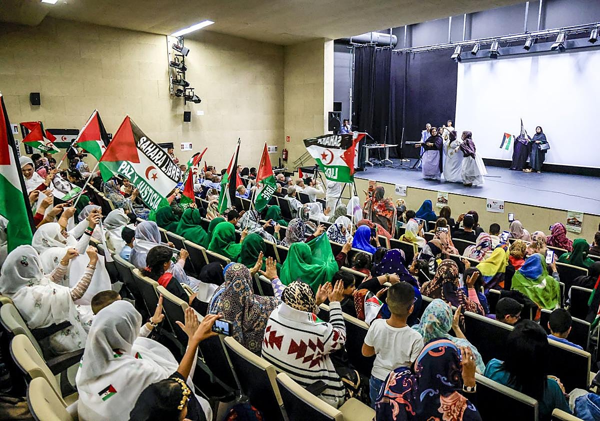 Imagen principal - Algunos momentos de la reunión celebrada en Vitoria.