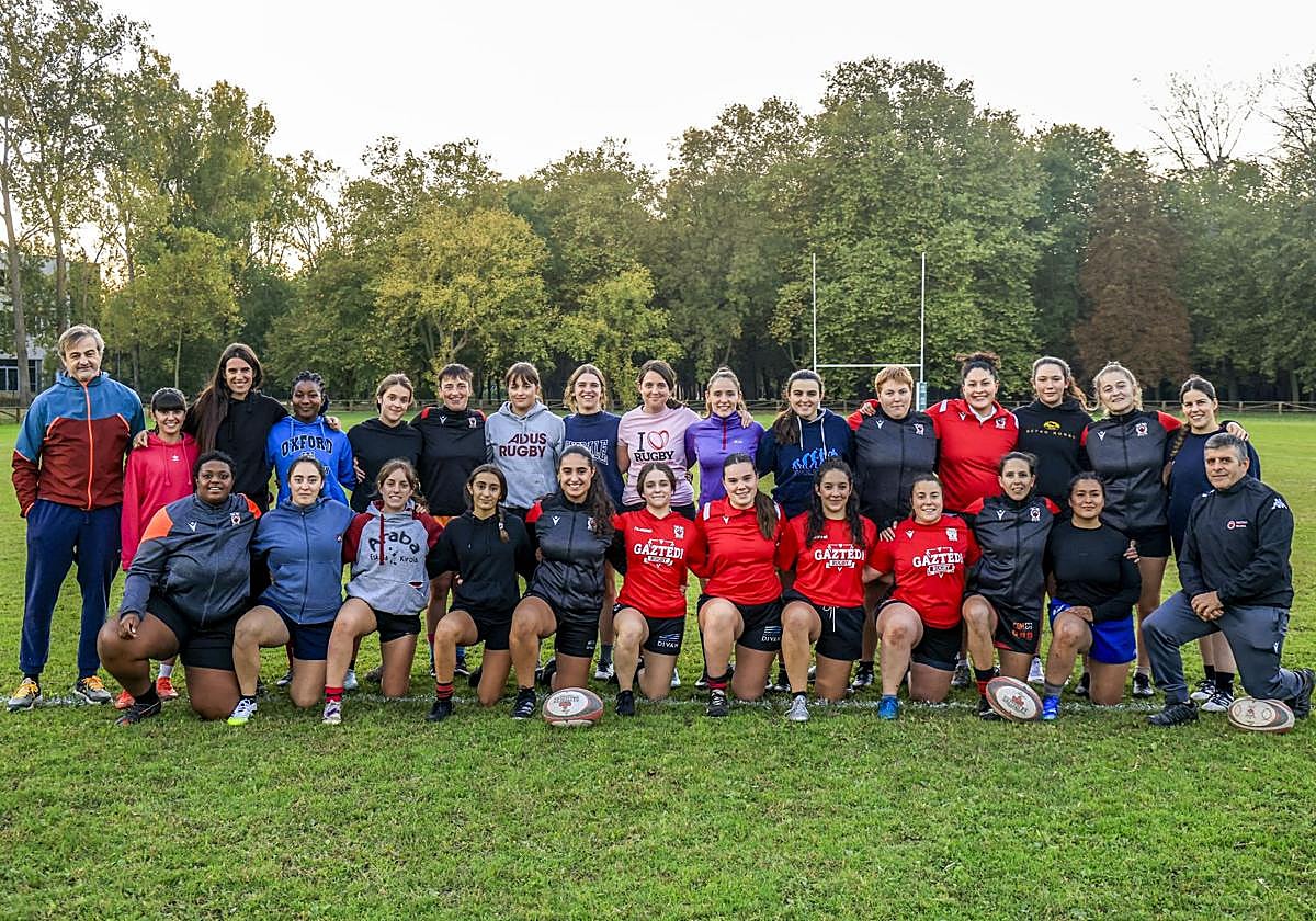 El Gaztedi femenino, con el técnico Miguel Beltrán de Otálora a la izquierda, arranca esta tarde la temporada en Gamarra.
