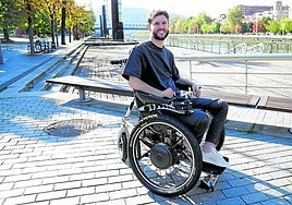 George Dowell posa en las inmediaciones del Palacio Euslkalduna.