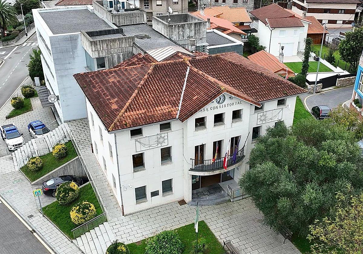Vista área del Ayuntamiento de Noja.