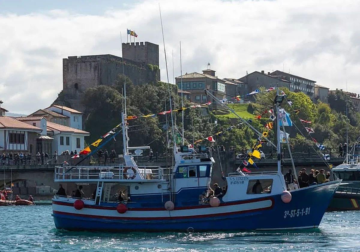 El buque Nuestra Señora de las Lindes en el puerto de San Vicente.