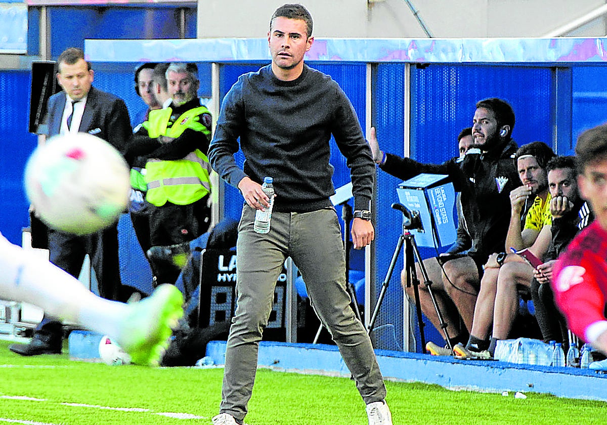 El entrenador del Mirandés, Fran Justo, estuvo muy activo durante el partido.