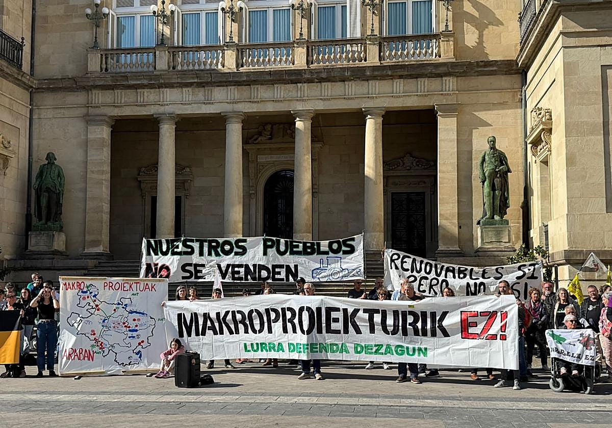 Concentración en Vitoria contra los macroproyectos eólicos y fotovoltaicos previstos en Álava