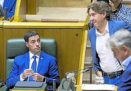 Eneko Andueza pasa frente al escaño del lehendakari Pradales en la sesión parlamentaria de este viernes.