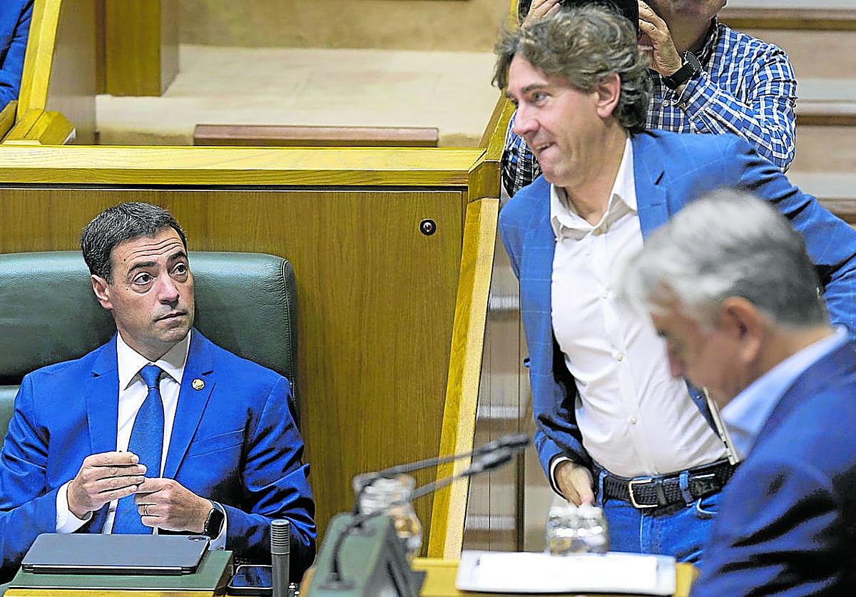 Eneko Andueza pasa frente al escaño del lehendakari Pradales en la sesión parlamentaria de este viernes.