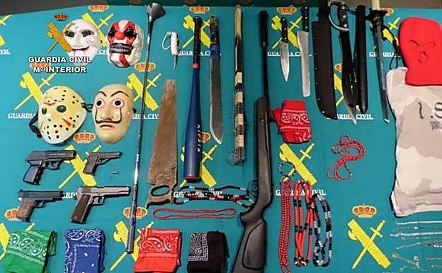 Material confiscado a los Blood por la Guardia Civil de Álava.