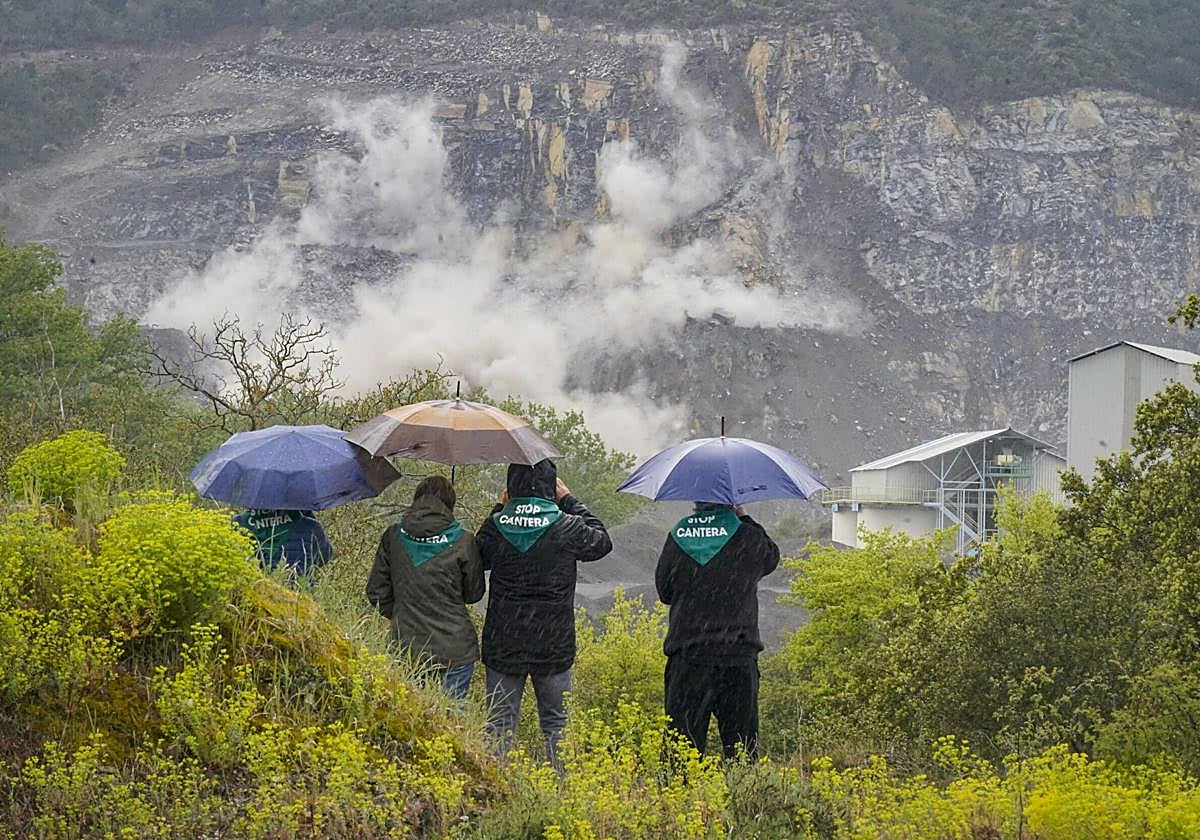 Vecinos contemplan las detonaciones en la cantera de Trespuentes.