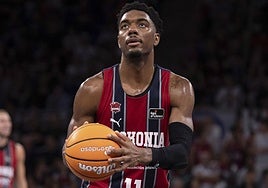 Forrest, con los ojos fijos en el aro, se prepara para lanzar uno de los diecinueve tiros libres que anotó ante el Real Madrid.