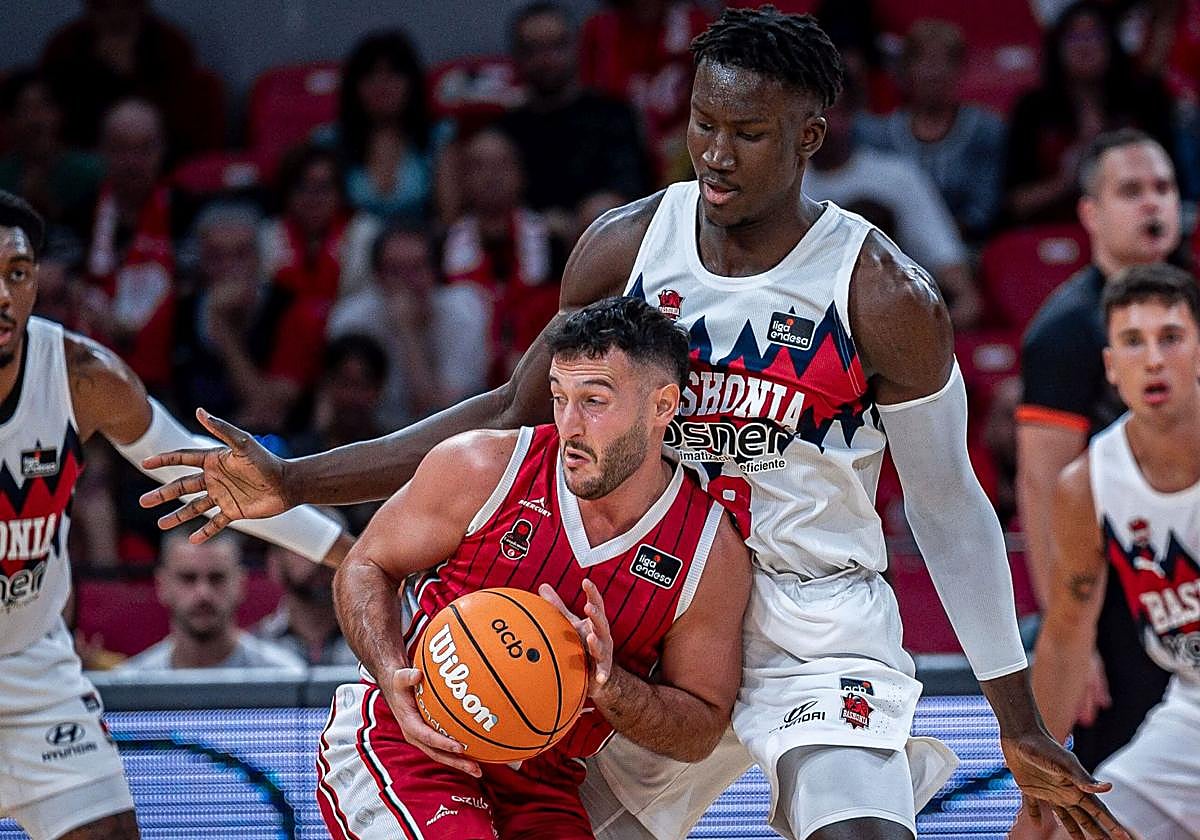 El Baskonia encajó una dura derrota en Zaragoza.