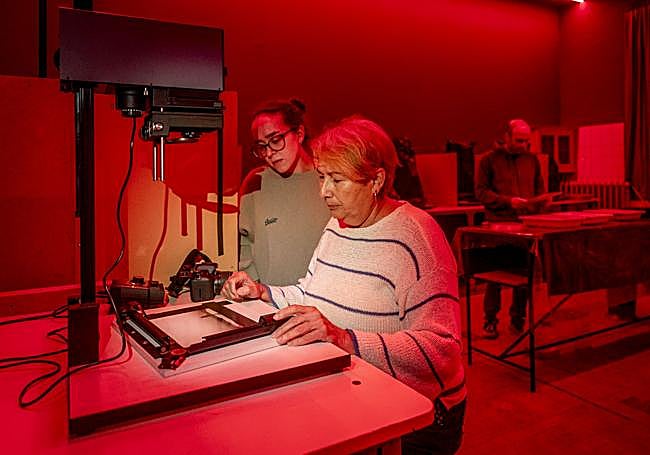 Manuela Rodríguez y Alicia Larrazabal, en el laboratorio con Zulueta.