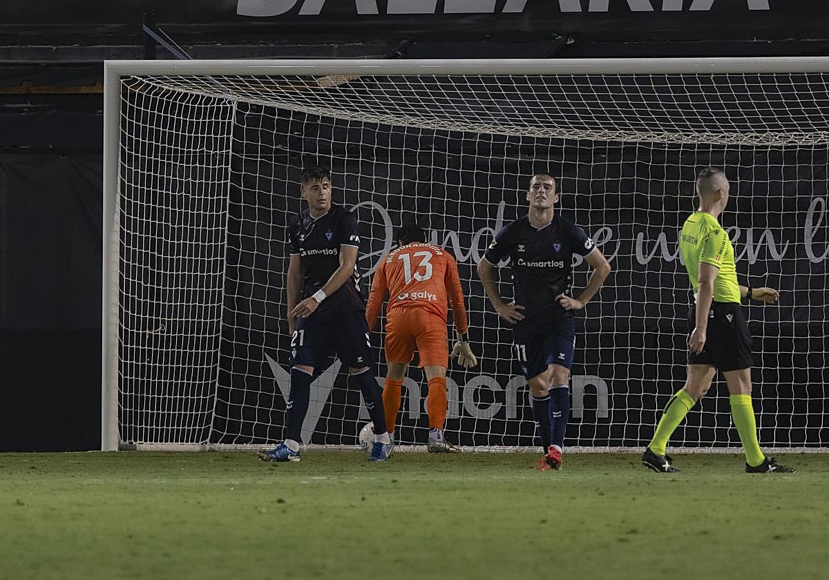 Magunazelaia lamenta una de las ocasiones erradas por los armeros en Ceuta, donde el Eibar encadenó la tercera derrota como visitante, el talón de Aquiles de este equipo.