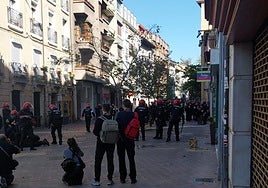 Una batalla campal entre Falange y radicales deja 40 heridos y 19 detenidos en Vitoria