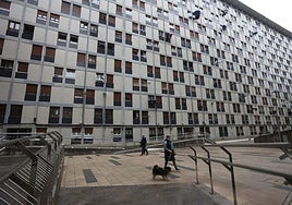 Edificio de viviendas en Santutxu, el barrio más poblado de Bilbao.