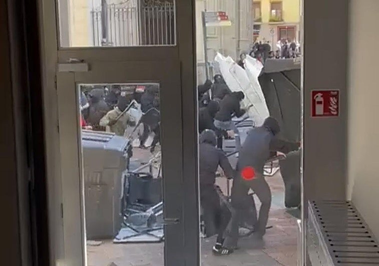 La barricada de la calle Siervas de Jesús vista desde un portal.