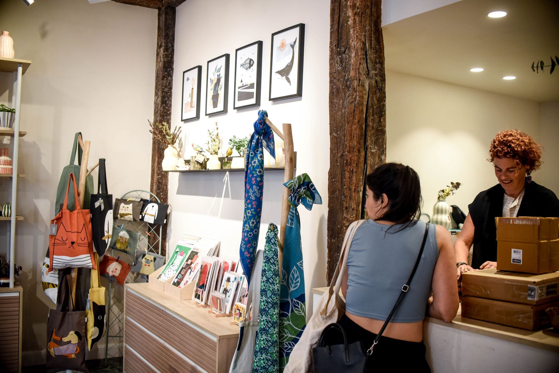 Dos hermanos llenan de color y alegría el Casco Viejo con su nueva tienda de objetos bonitos