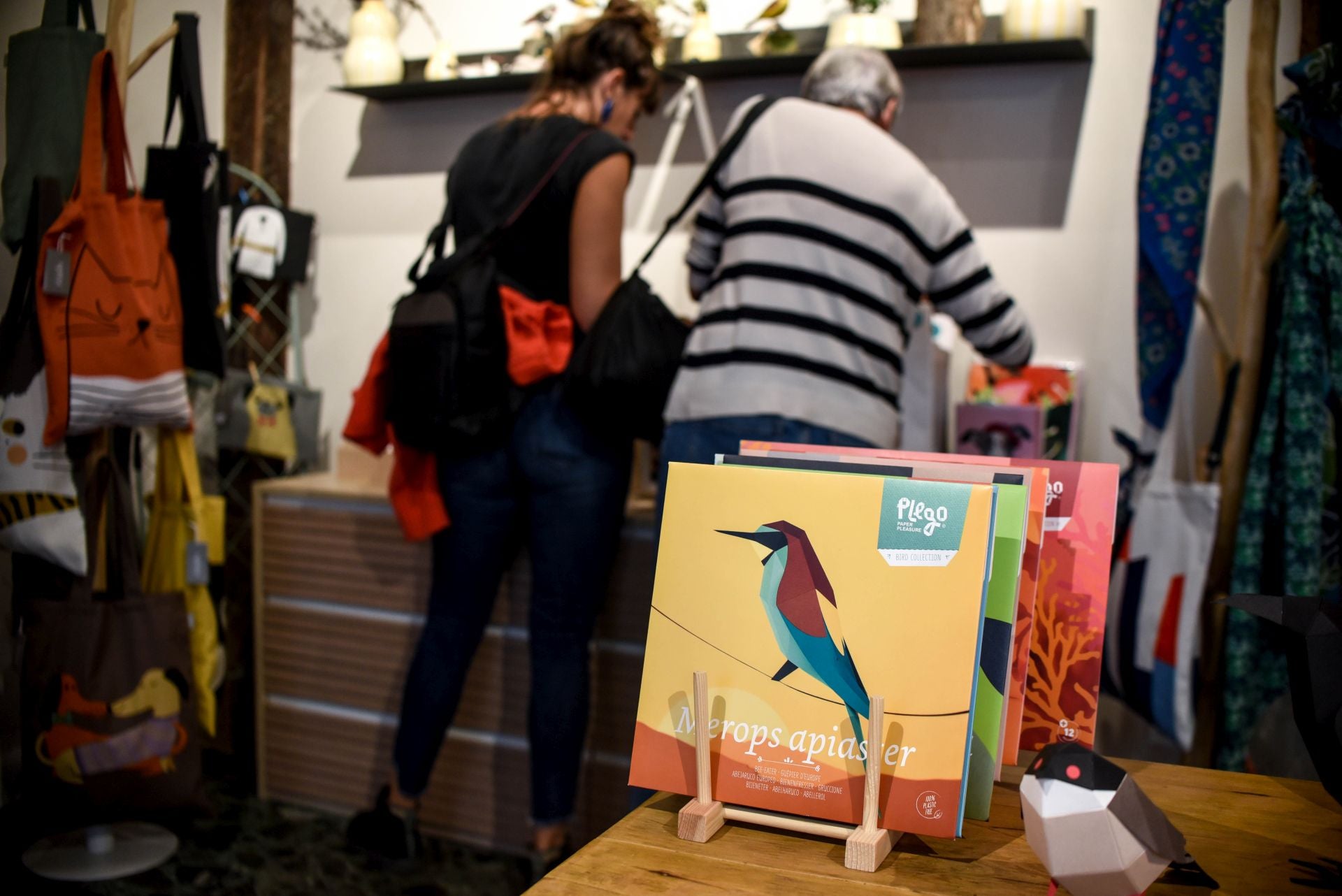 Dos hermanos llenan de color y alegría el Casco Viejo con su nueva tienda de objetos bonitos
