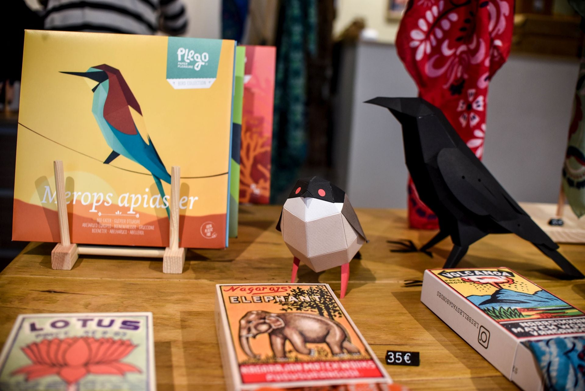 Dos hermanos llenan de color y alegría el Casco Viejo con su nueva tienda de objetos bonitos