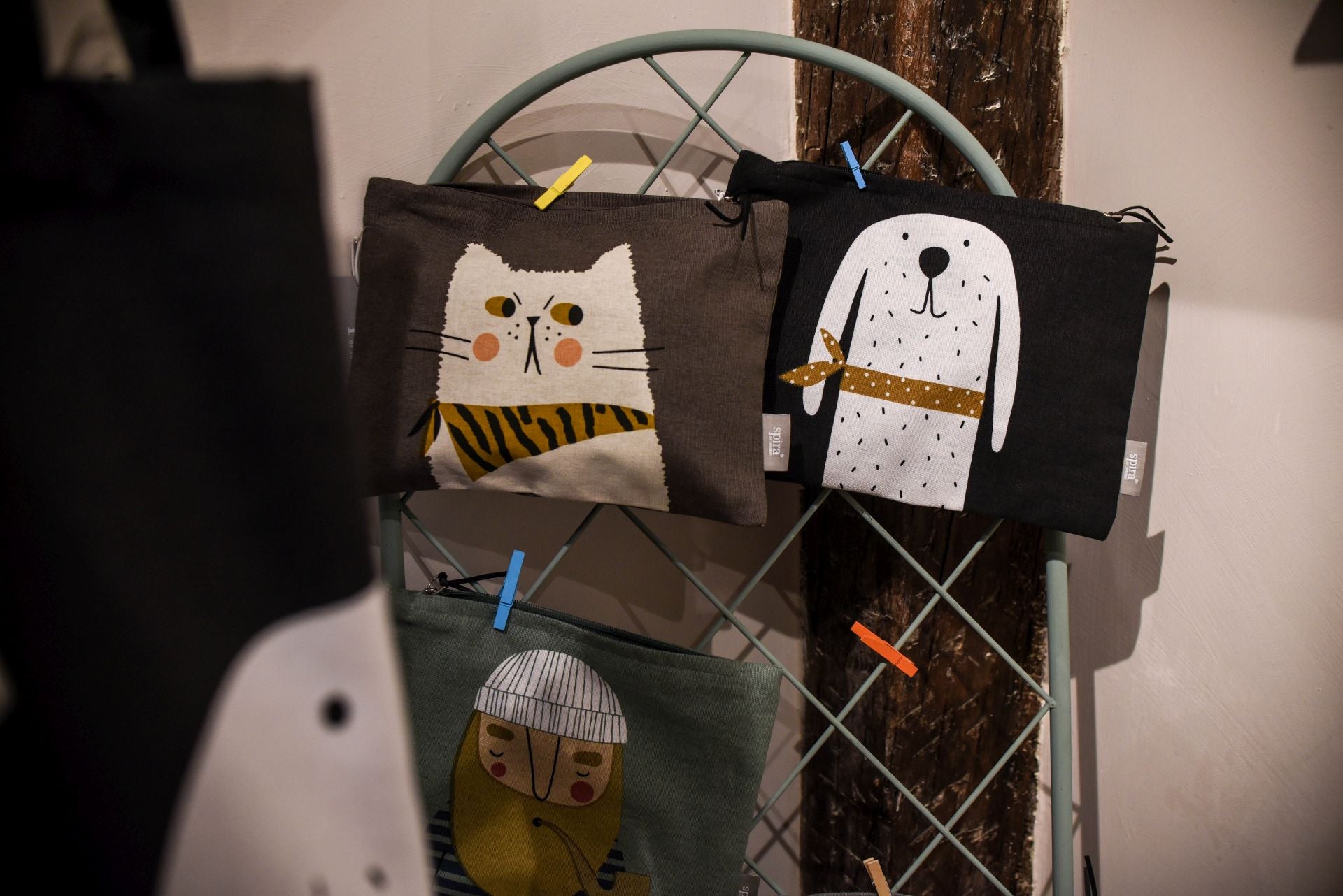 Dos hermanos llenan de color y alegría el Casco Viejo con su nueva tienda de objetos bonitos