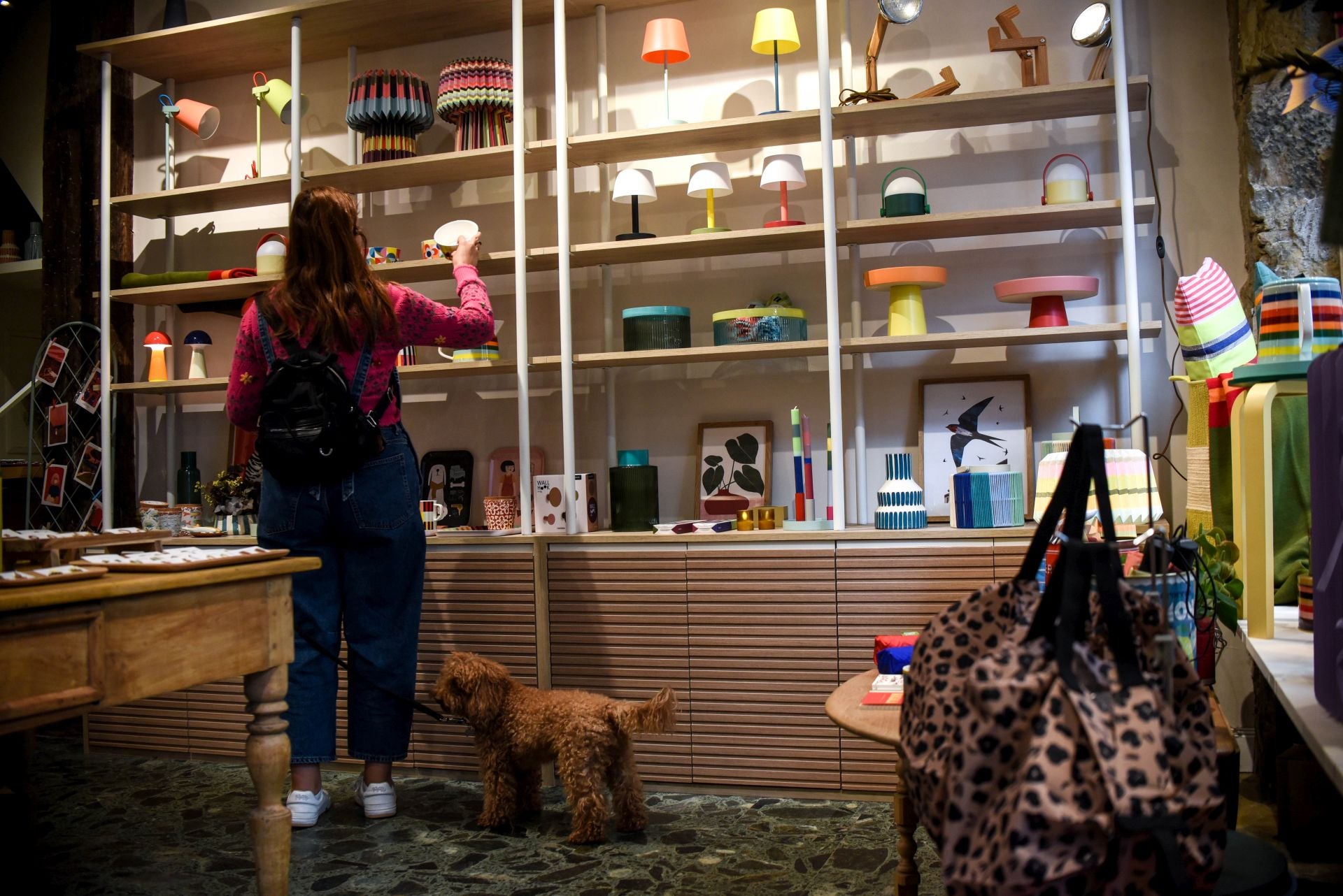 Dos hermanos llenan de color y alegría el Casco Viejo con su nueva tienda de objetos bonitos