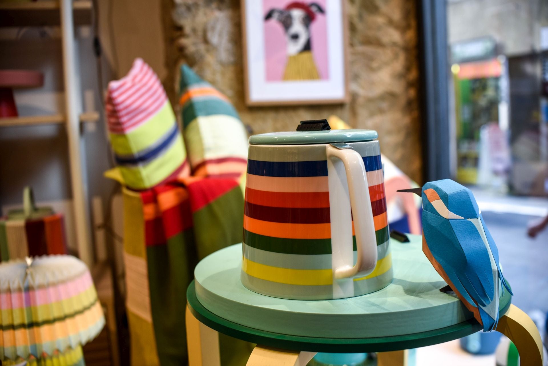 Dos hermanos llenan de color y alegría el Casco Viejo con su nueva tienda de objetos bonitos