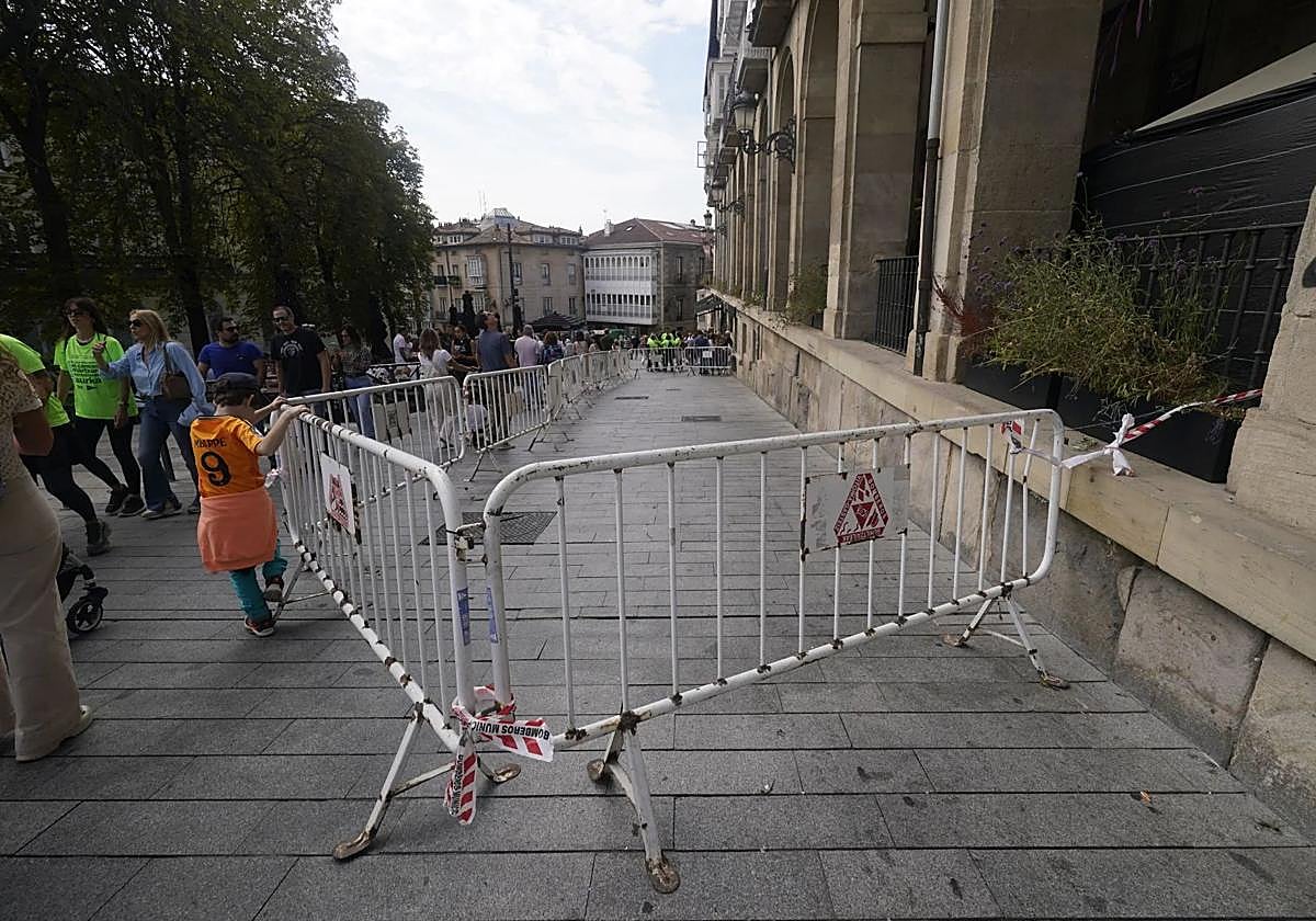 Un tramo de la calle junto al edificio permanece vallada por seguridad.