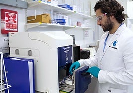 Augusto Bartolomé, uno de los dos socios fundadores de Electrógenos, en el laboratorio de la 'startup' en Oxford.