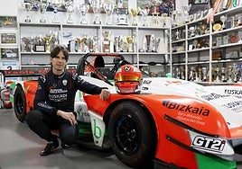 Joseba Iraola, con la barqueta que ha corrido la mayor parte de la temporada del Europeo de montaña.