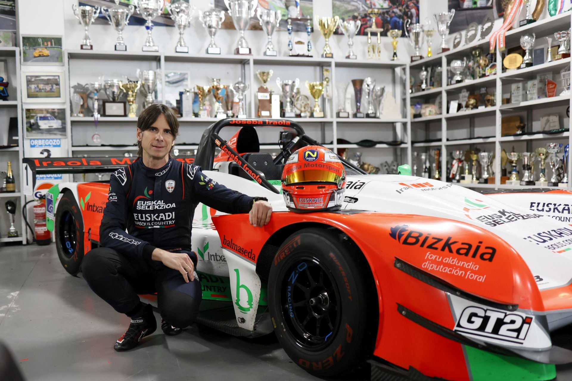 Joseba Iraola, con la barqueta que ha corrido la mayor parte de la temporada del Europeo de montaña.