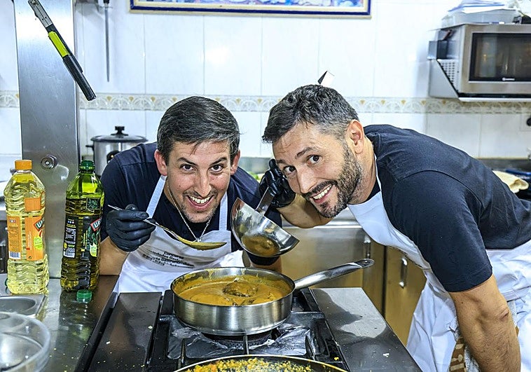 Endika Ruiz, a la izquierda, con su compañero de cocina Javier Mata.