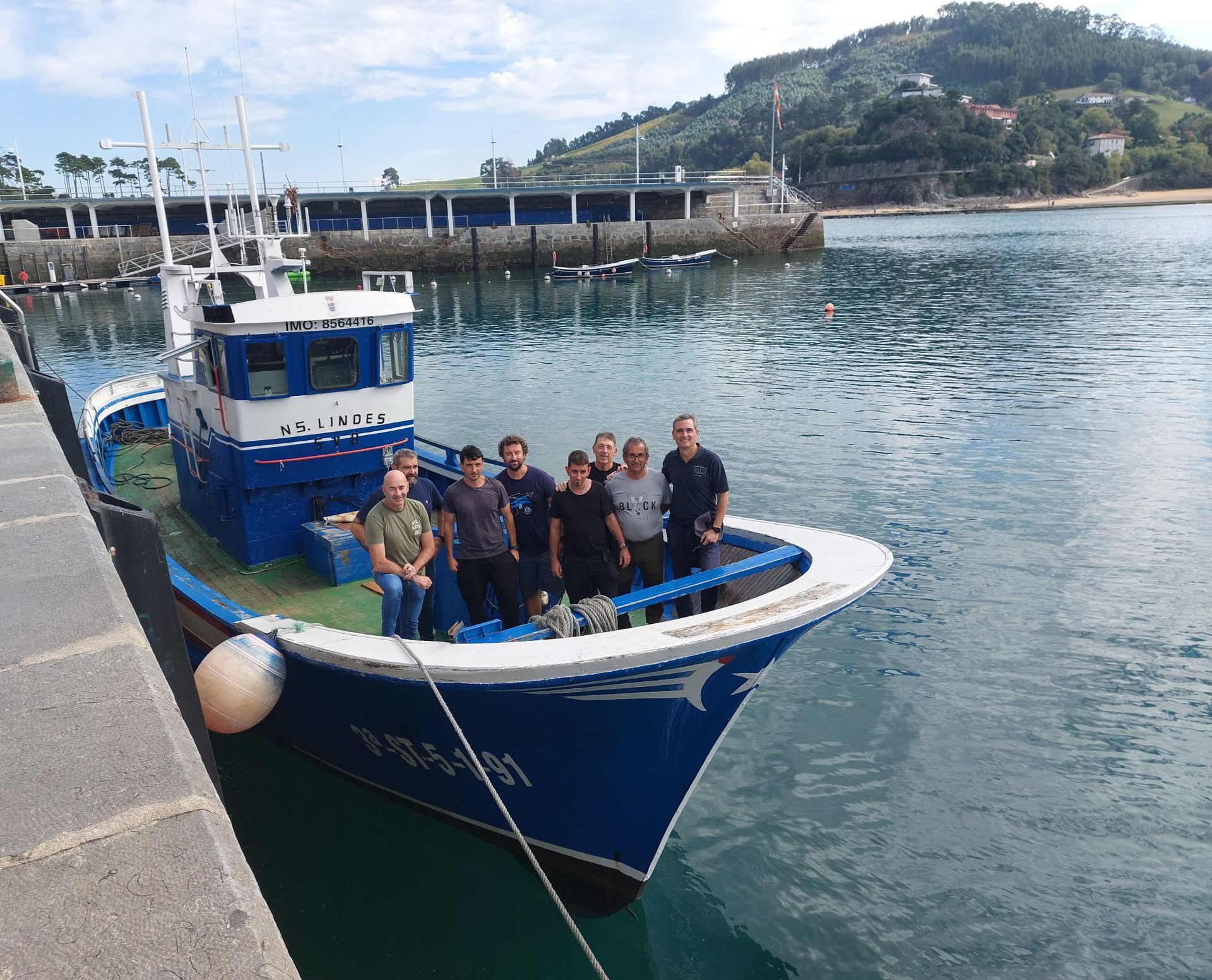 La tripulación con responsables municipales y del Itsasmuseum.